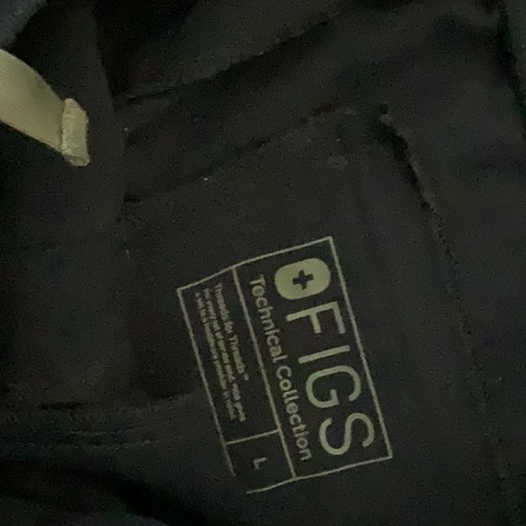 Figs navy blue scrub pants in large .pocket on the side has a snap. - Picture 3 of 5